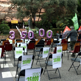 Cadires a la Via Augusta durant la protesta dels sindicats educatius