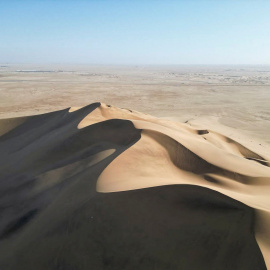 Vista aérea de la Duna 7 y el desierto al fondo en Walvis Bay (Namibia). REUTERS/Shafiek Tassiem