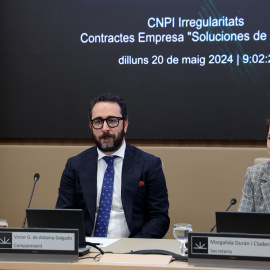 El presidente del Zamaro CF, Víctor de Aldama, sentado junto a la secretaria de la comisión y diputada regional del PP Margalida Durán, comparece ante la comisión no permanente de investigación en el Parlament balear, a 20 de mayo de 2024.