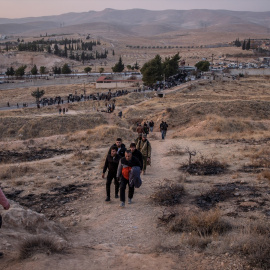 Miles de personas acuden a la prisión de Sednaya, en las afueras de Damasco, para obtener información sobre amigos y familiares desaparecidos.