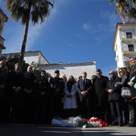 Una multitud de vecinos de Algeciras guardan un minuto de silencio por el ataque terrorista en el que asesinaron a un sacristán, a 26 de enero del 2023.