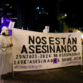 Decenas de personas durante la manifestación convocada por la Coordinadora Feminista por el 25N, en València