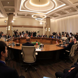 Vista general de la reunión de los ministros de Asuntos Exteriores de varios países en Aqaba, en Jordania.