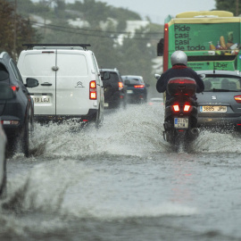 Vista de una calle con bolsas de agua en Málaga, a 12 de diciembre de 2024, una jornada marcada por fuertes precipitaciones en la zona.