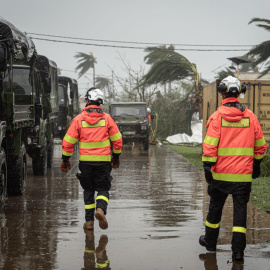 Las autoridades francesas prosiguen las labores de rescate en el archipiélago de Mayotte, a 16 de diciembre de 2024.