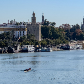 Unos piragüistas navegan por el río Guadalquivir en Sevilla aprovechando el buen tiempo, con cielos despejados y temperaturas cercanas a los 20 grados, del día de Navidad