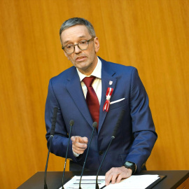 El presidente del Partido Liberal de Austria (FP), Herbert Kickl, interviene durante la sesión constitutiva del Consejo Nacional en el Parlamento austriaco en Viena, a 24 de octubre de 2024.