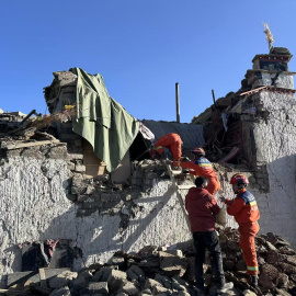 Un equipo de emergencias trabaja en una de las zonas afectadas por el terremoto que ha sacudido China, India y Nepal.