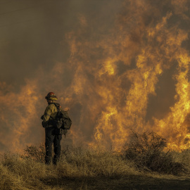 Un bombero en las tareas de extinción de uno de los incendios de Los Ángeles (EEUU), a 11 de enero de 2025.