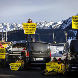 Activistas de Greenpeace bloquean la carretera de acceso al helipuerto de Davos (Suiza), ciudad que acoge el Foro Económico Mundial, a 20 de enero de 2025.