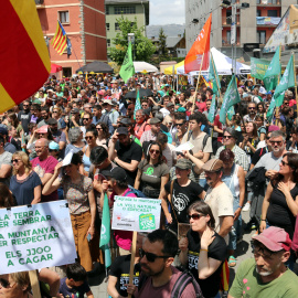 Pancartes contra els Jocs d'hivern al final de la manifestació del 2022 a Puigcerdà