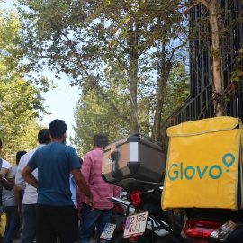 Pla obert d'una motxilla de Glovo davant la seu de l'empresa, situada al barri del Poblenou de Barcelona, on aquest dilluns s'han manifestat més d'un centenar de 'riders'