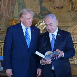 El primer ministro israelí, Benjamin Netanyahu (d), recibido por el expresidente estadounidense Donald Trump antes de su reunión en Mar-a-Lago, a 26 de julio de 2024.