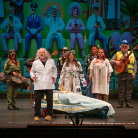 Puesta en escena de la chirigota 'Abre los ojos' durante su actuación en el Concurso Oficial de Agrupaciones del Carnaval de Cádiz, que se celebra en el Teatro Falla, y que el público impidió escuchar su repertorio con abucheos, cánticos y gritos.