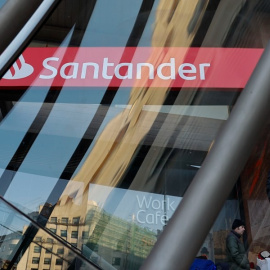 Logo del Banco Santander en una sucursal.