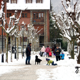 Una família juga amb la neu d'un passeig d'Esterri d'Àneu