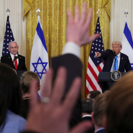 El presidente estadounidense Donald Trump y el primer ministro israelí Benjamin Netanyahu responden preguntas durante una conferencia de prensa conjunta en la Sala este de la Casa Blanca en Washington, EEUU, el 4 de febrero de 2025.