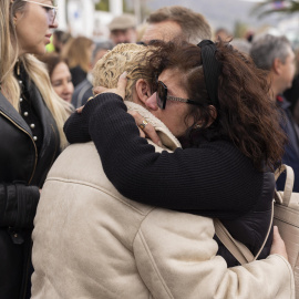 Dos mujeres se abrazan tras el minuto de silencio en la concentración espontánea de vecinos de Benalmádena por un asesinato machista, a 9 de febrero de 2025.