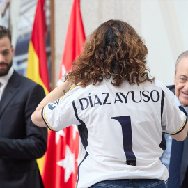 Isabel Díaz Ayuso, presidenta de la Comunidad de Madrid, junto a Florentino Pérez,  presidente del Real Madrid, y el jugador Nacho durante la celebración del título de Liga en mayo de 2024.