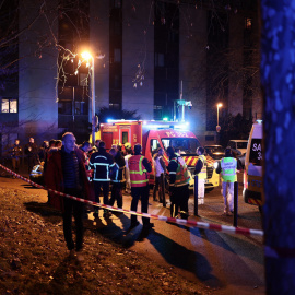 Los servicios de emergencia trabajan cerca del lugar de una explosión en un bar donde se lanzó una granada, en Grenoble, el 12 de febrero de 2025.