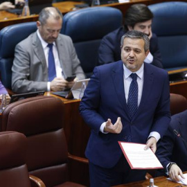 El consejero de Vivienda, José Rodrigo Domínguez (i) durante el pleno de la Asamblea de Madrid celebrado este jueves. EFE/ Mariscal