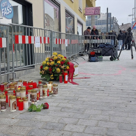 Flores y velas en el lugar del ataque con cuchillo en Villach.