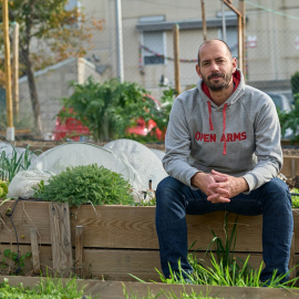 José Luis Fernández Casadevante, 'Kois', en un huerto urbano de Vallecas.