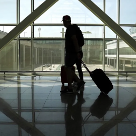 Un viatger a l'aeroport del Prat, ​​en una imatge d'arxiu