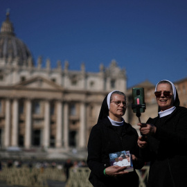 Unas monjas se toman un 'selfie', frente a la Basílica de San Pedro, a 4 de marzo de 2025.