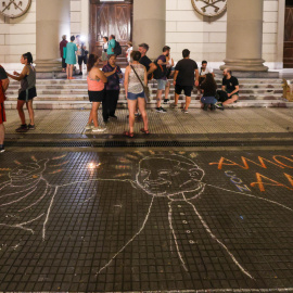 Imagen de gente reunida para pedir por la salud del Papa Francisco frente a la Catedral de Buenos Aires el viernes 7 de marzo en Buenos Aires (Argentina).