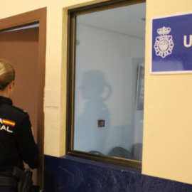 Una agente de la unidad UFAM de la Policía Nacional, foto de archivo.