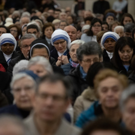 Feligreses rezan por la pronta recuperación del papa Francisco en la Catedral de la Almudena, en una foto de archivo.