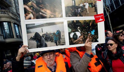 Voluntarios de la ONG Pro Activa Open Arms, durante la manifestación celebrada esta tarde por las calles del centro de Barcelona. (EFE)