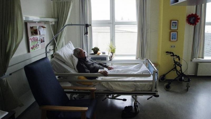 Imagen de archivo de un hombre sin identificar que sufre alzheimer en un hospital de Holanda./ REUTERS/Michael Kooren