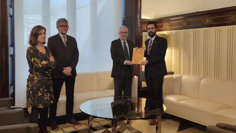 L'equip del Síndic de Greuges i el president del Parlament de Catalunya, Roger Torrent, durant la presentació de l'informe. Europa Press