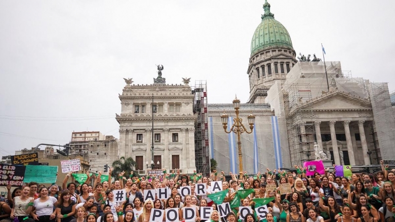 Mujeres participan en un 'pañuelazo' en Buenos Aires. REUTERS