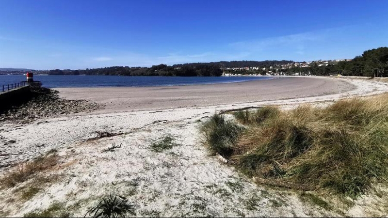 Vista de la playa coruñesa de A Madalena vacía este sábado, el día en que el Gobierno español decretó el estado de alarma para contener la pandemia de coronavirus. EFE/Cabalar