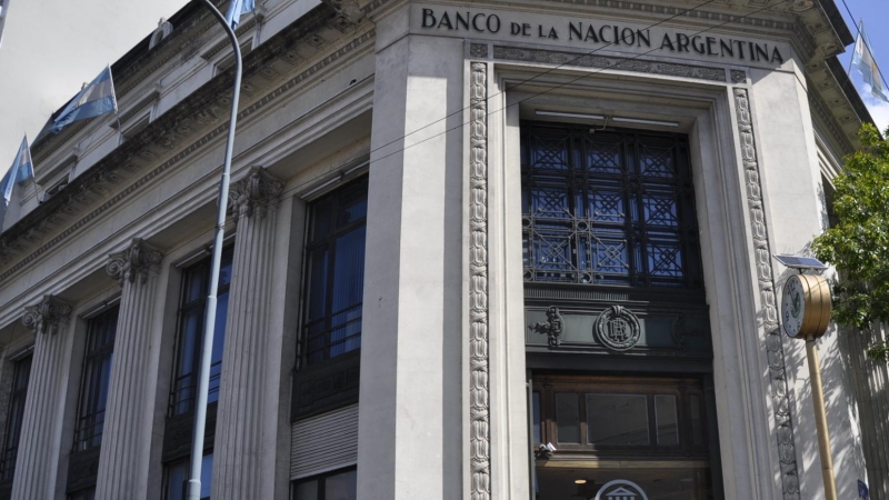 Una de las sucursales del Banco Nación en el centro de la capital argentina.