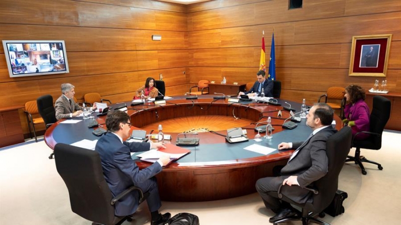 El presidente del Gobierno, Pedro Sánchez (fondo-d), durante una reunión del Consejo de Ministros en La Moncloa. EFE/Pool Moncloa/Borja Puig de la Bellacasa