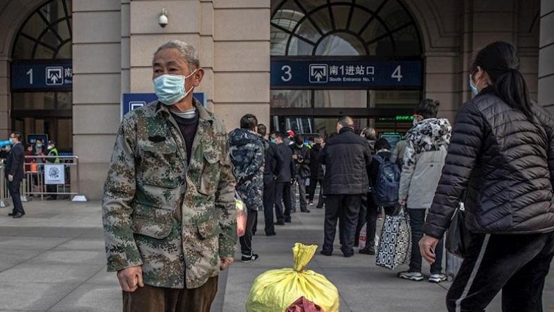 Pasajeros esperan en Wuhan para entrar en la estación de ferrocarril después fin del confinamiento. EFE / ROMAN PILIPEY