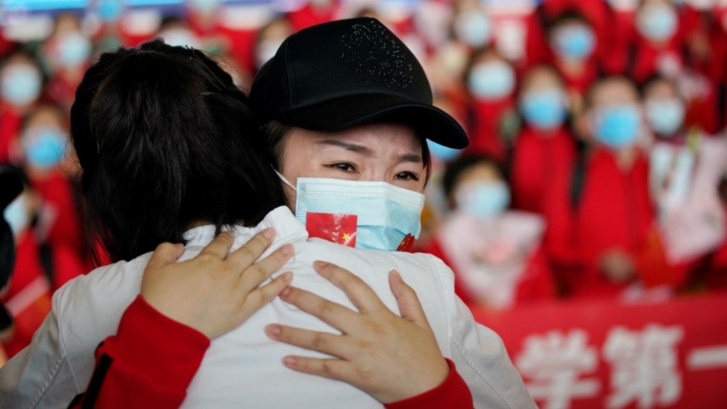 Un miembro de un equipo médico reacciona en el aeropuerto internacional de Wuhan Tianhe después de que se levantaran las restricciones de viaje para abandonar Wuhan.  REUTERS / Aly Song