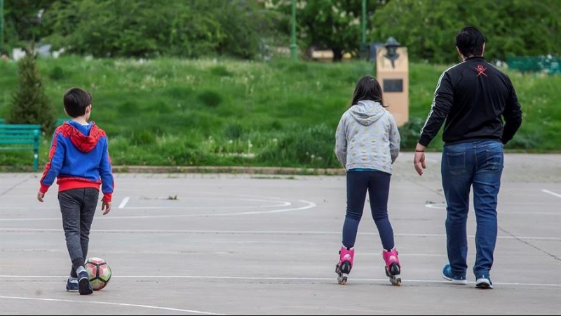 Dos niños han sacado a la calle el balón y los patines este domingo en Burgos, en el que más de seis millones de menores de 14 años podrán salir a la calle una hora al día, acompañados de un adulto y a un kilómetro como máximo de sus casas, cuando se cump