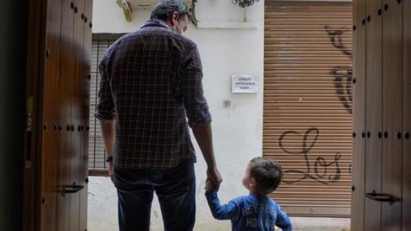 Un padre junto a su hijo en Jaén EFE