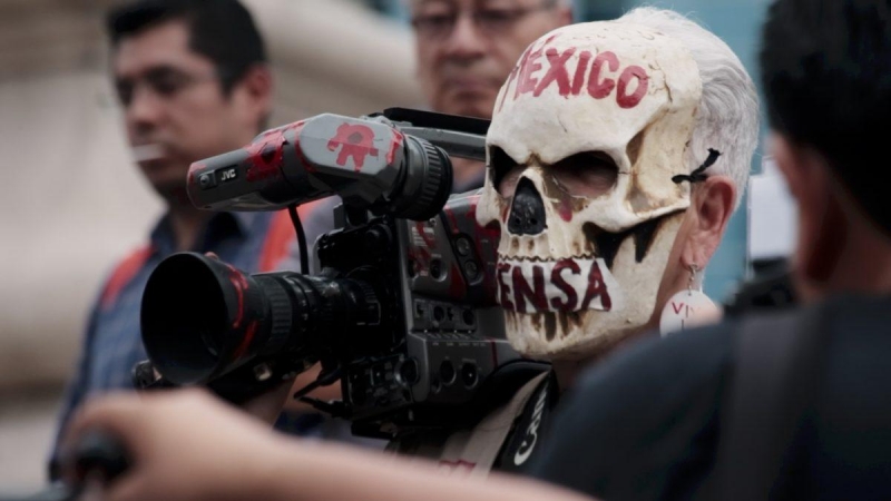 Un periodista mexicano en una concentración popular, imagen de 'No se mata la verdad'