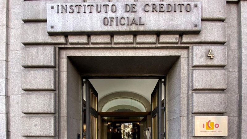 Una de las puertas de acceso de la sede del ICO (Instituto del Crédito Oficial), en el Paseo del Prado de Madrid (España). E.P./Eduardo Parra