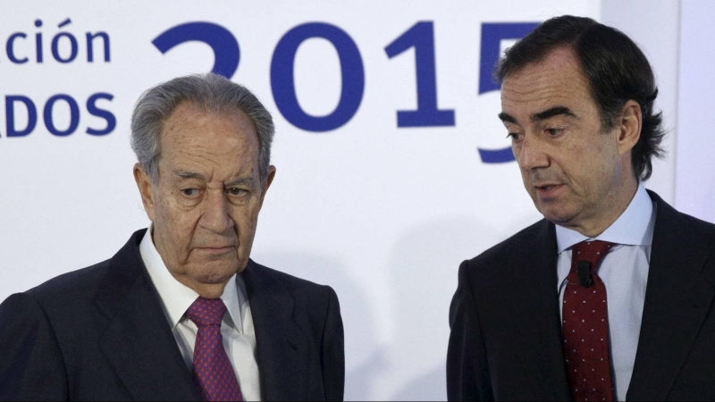El presidente de OHL, Juan Miguel Villar Mir, junto a su hijo y sucesor en la presidencia de la compañía, durante la presentación del balance de resultados en febrero de 2015. REUTERS