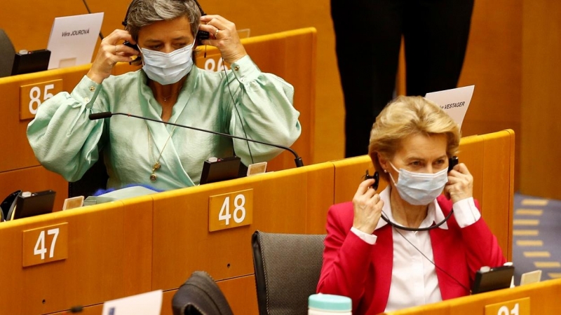 La presidenta de la Comisión Europea, Ursula von der Leyen (delante), y la vicepresidenta y comisaria de Competencia, Margrethe Vestager (detrás), ambas con mascarillas durante el pleno del Parlamento Europeo en el que el Ejecutivo comunitario ha presenta