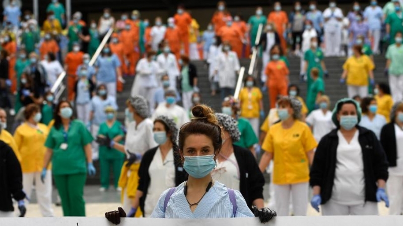 08/06/2020 Los sanitarios se concentran para defender la sanidad pública y denunciar los 'recortes y privatizaciones' en el Hospital Gregorio Marañón (Madrid). / AFP - PIERRE-PHILIPPE MARCOU