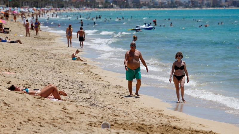 La playa de la Palma el primer día tras el estado de alarma. REUTERS/Enrique Calvo
