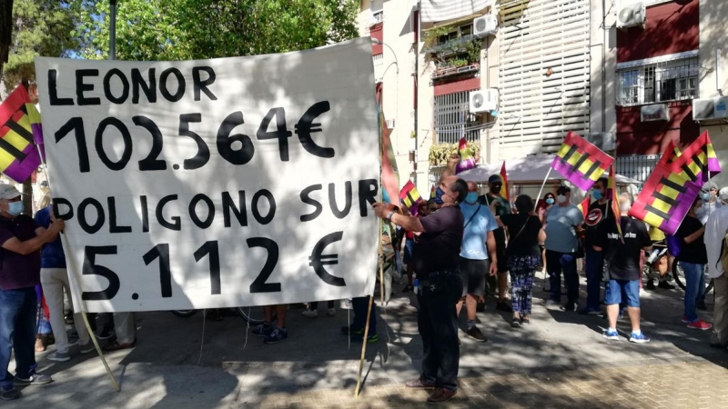 Vecinos protestan ante la llegada de los reyes al Polígono Sur de Sevilla.  S. R.